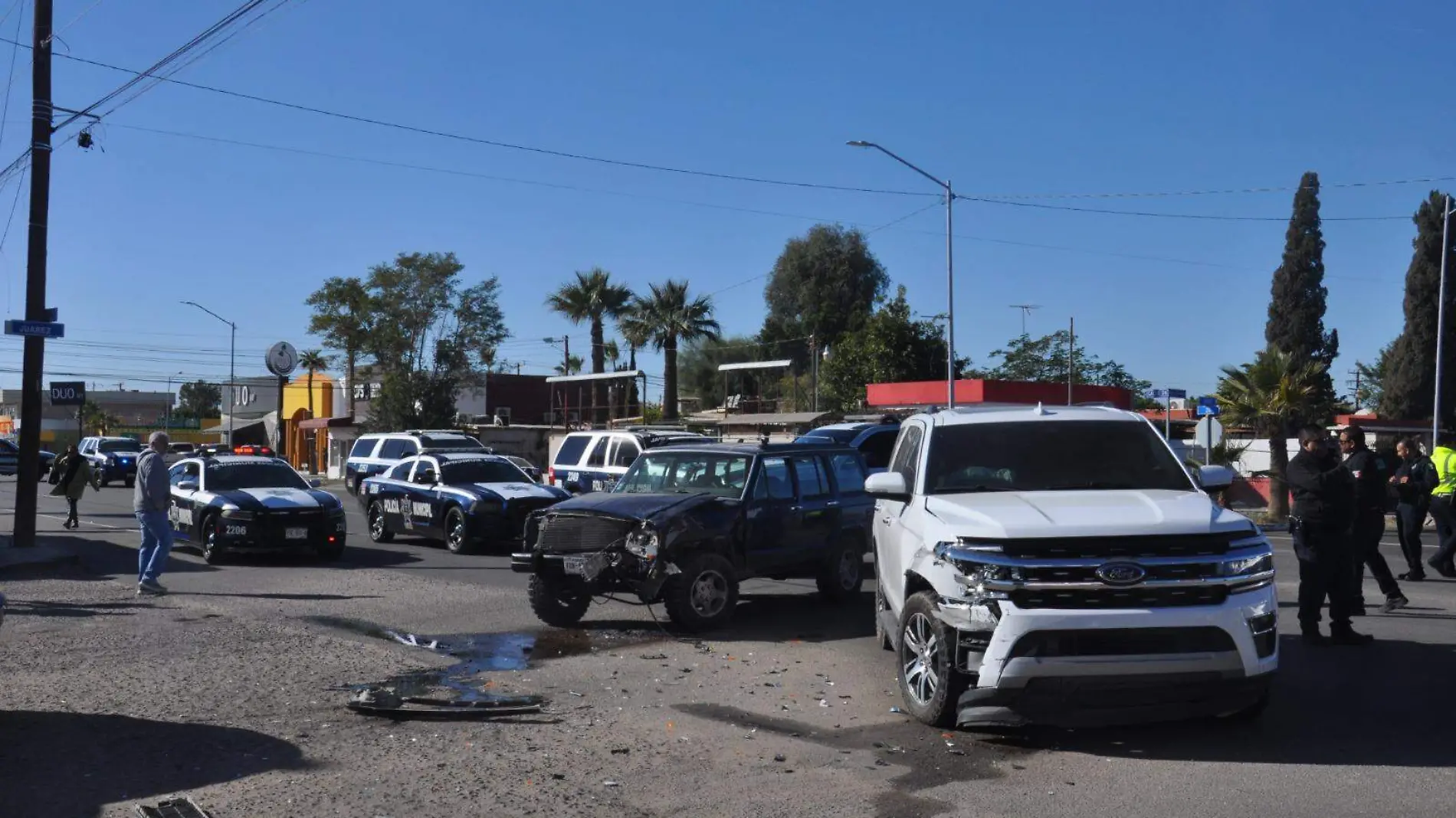 Esta malana, por avenida Juárez y calle 26, una camioneta Ford Expedition blanca que no hizo alto, provocó fuerte choque de una camioneta Jeep Cherokee